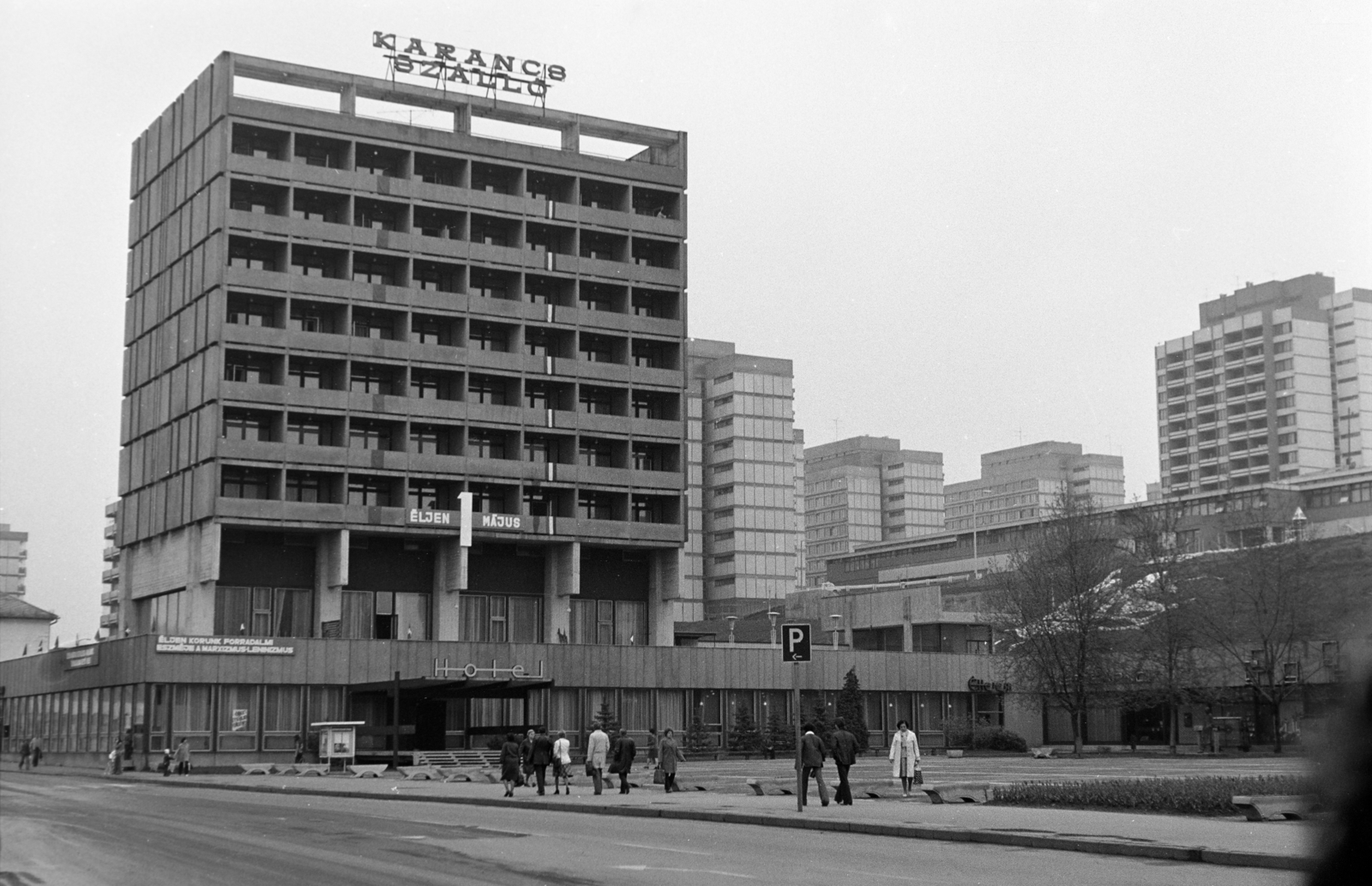 Magyarország, Salgótarján, Fő tér, balra a Karancs szálló., 1974, Vízkelety László, Fortepan #266111