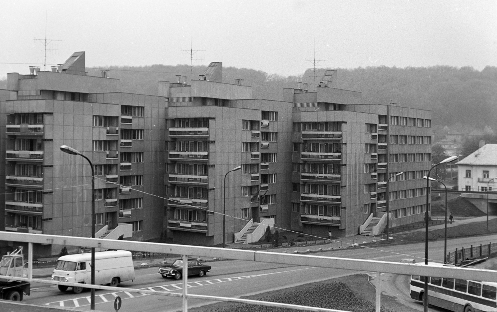 Magyarország, Salgótarján, Múzeum téri házak a Kisboldogasszony-templomtól nézve., 1974, Vízkelety László, Fortepan #266113