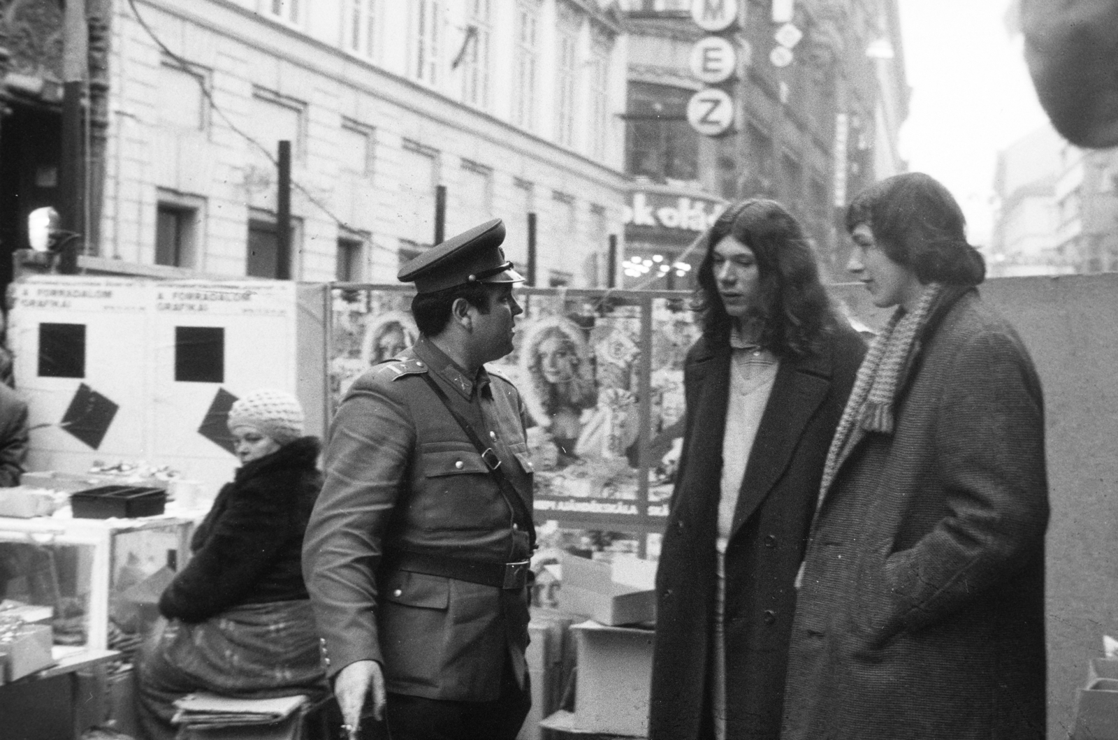 Magyarország, Budapest V., Váci utca, a felvétel a 18-as számú ház előtt készült, háttérben a palánkon túl a Régi posta utca sarkán álló házak láthatók., 1978, Vízkelety László, Budapest, rendőr, Fortepan #266115