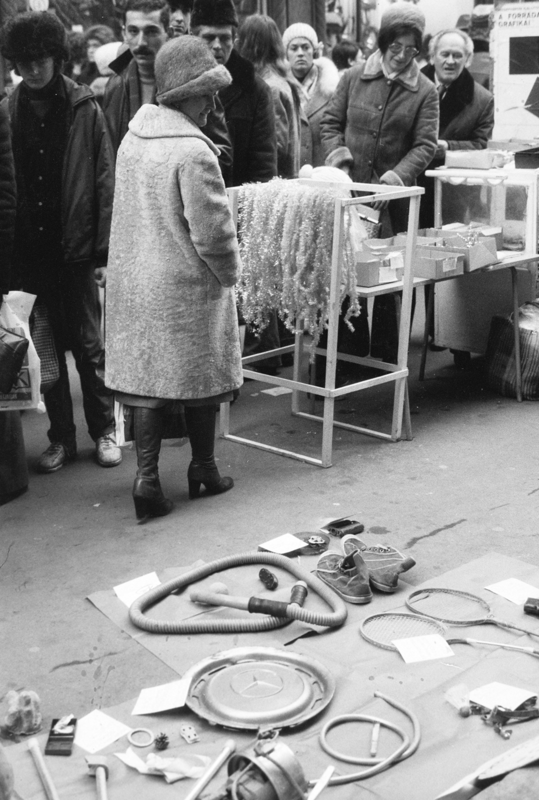 Magyarország, Budapest V., Váci utca, a felvétel a 18-as számú ház előtt készült., 1978, Vízkelety László, Budapest, árus, cső, Fortepan #266116