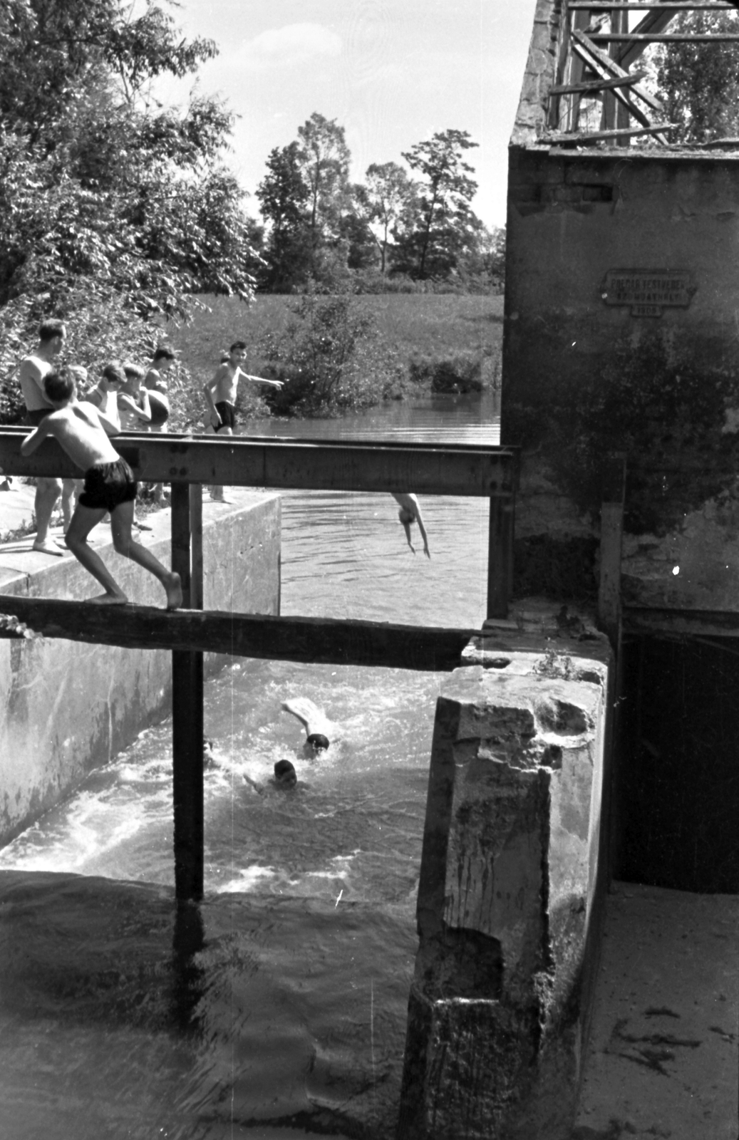 Hungary, Répceszentgyörgy, vízimalom a Répcén., 1956, Baráth Endre, boys, bath, Fortepan #26612