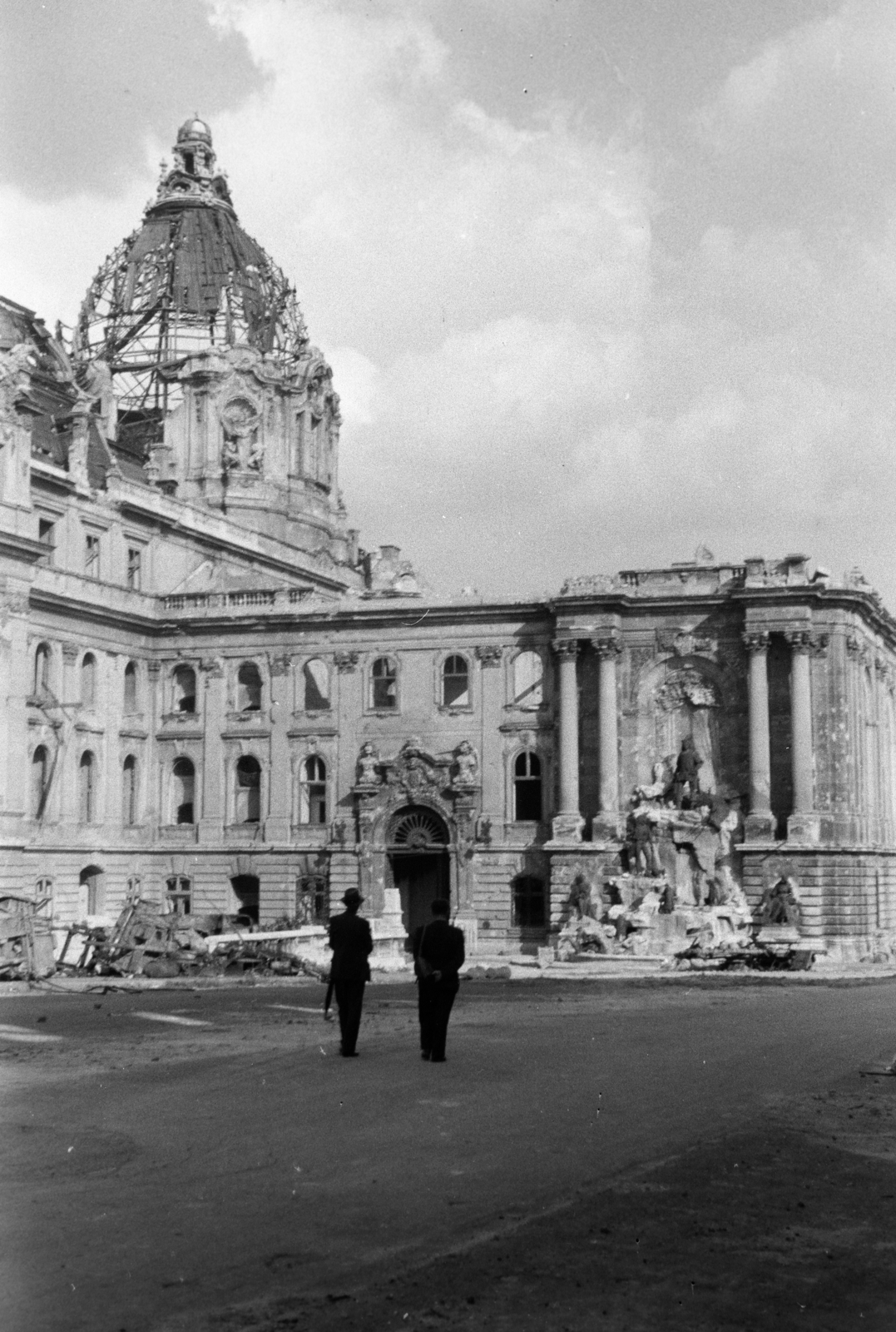 Magyarország, budai Vár, Budapest I., a romos Királyi Palota (később Budavári Palota) Hunyadi udvara., 1947, Vízkelety László, Budapest, háborús kár, épületkár, járókelő, kupola, szoborcsoport, Fortepan #266123