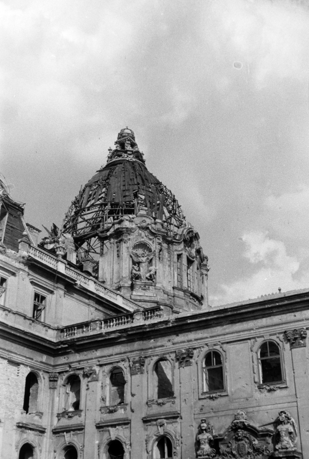 Magyarország, budai Vár, Budapest I., a Királyi Palota (később Budavári Palota) romos kupolája a Hunyadi udvar felől nézve., 1947, Vízkelety László, háborús kár, épületkár, kupola, Budapest, Fortepan #266125