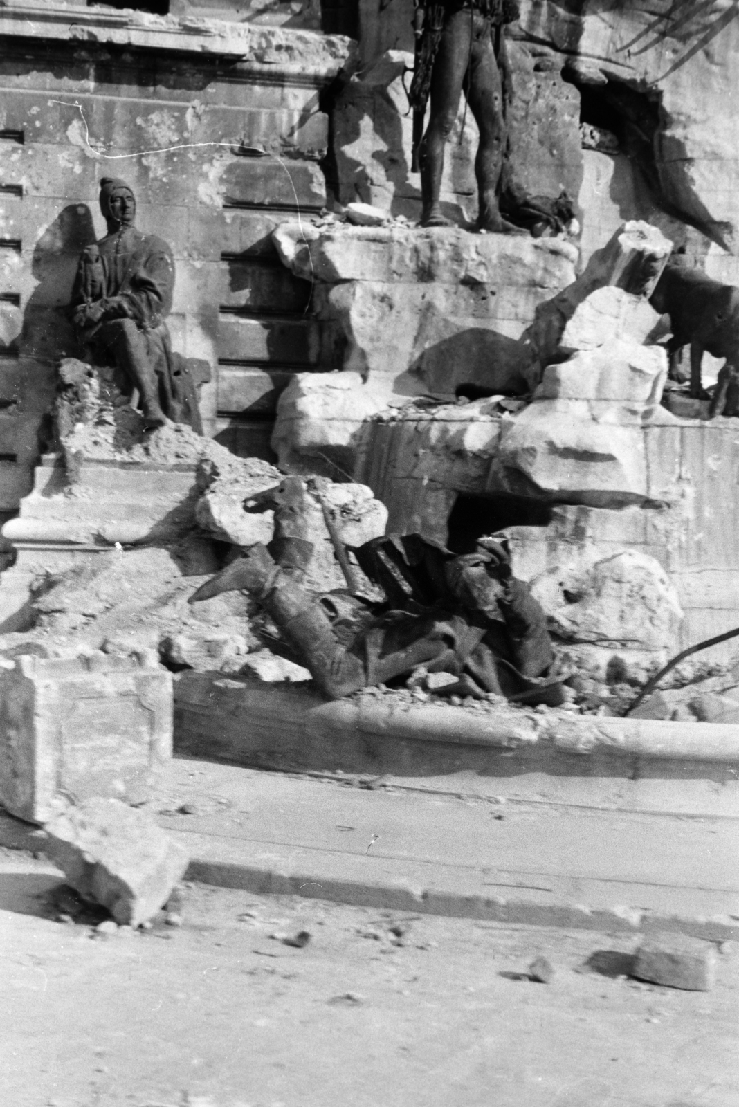 Magyarország, budai Vár, Budapest I., a Királyi Palota (később Budavári Palota) Hunyadi udvara, a romos Mátyás király kút, balra a mellékalak Galeotto Marzio., 1947, Vízkelety László, háborús kár, szoborcsoport, Budapest, Fortepan #266127