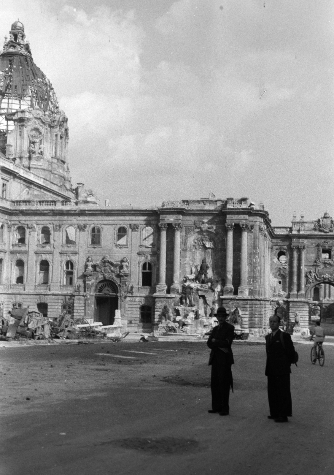 Hungary, Budapest I., a romos Királyi Palota (később Budavári Palota) Hunyadi udvara, kissé jobbra a Mátyás király kút., 1947, Vízkelety László, Budapest, war damage, damaged building, pedestrian, sculptural group, Fortepan #266129