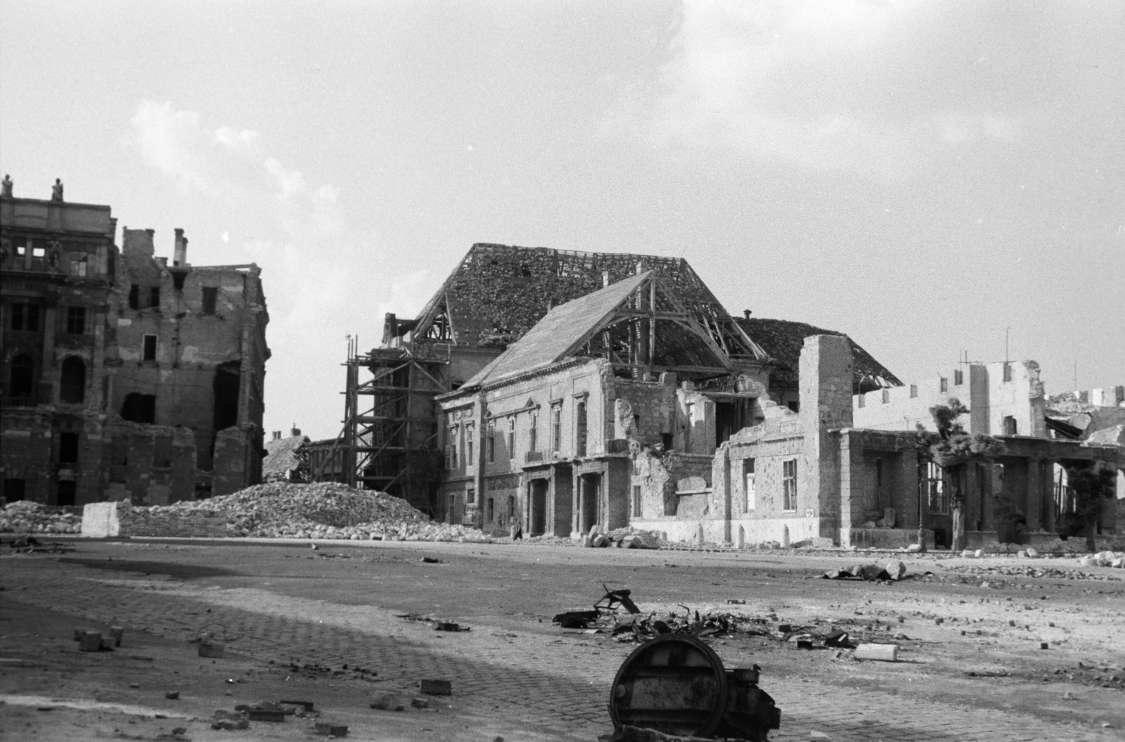 Hungary, Budapest I., Szent György tér, a Honvédelmi Minisztérium és a Sándor-palota romjai., 1947, Vízkelety László, Budapest, war damage, damaged building, Fortepan #266130