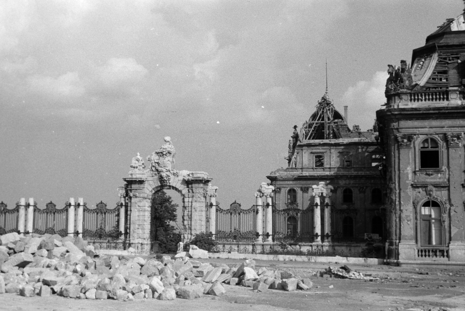 Magyarország, budai Vár, Budapest I., a Királyi Palota (később Budavári Palota) és a Várkert kapuja a Szent György tér felől., 1947, Vízkelety László, háborús kár, épületkár, Budapest, Fortepan #266131