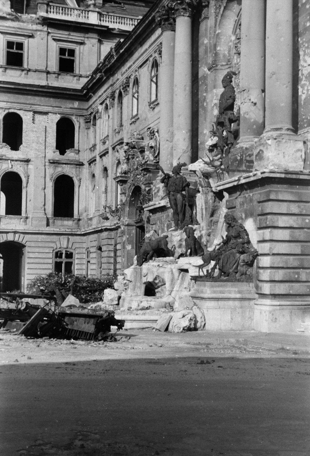 Magyarország, budai Vár, Budapest I., a Királyi Palota (később Budavári Palota) Hunyadi udvara, a Mátyás király kút., 1947, Vízkelety László, háborús kár, épületkár, szoborcsoport, Mátyás király ábrázolás, Budapest, Fortepan #266135