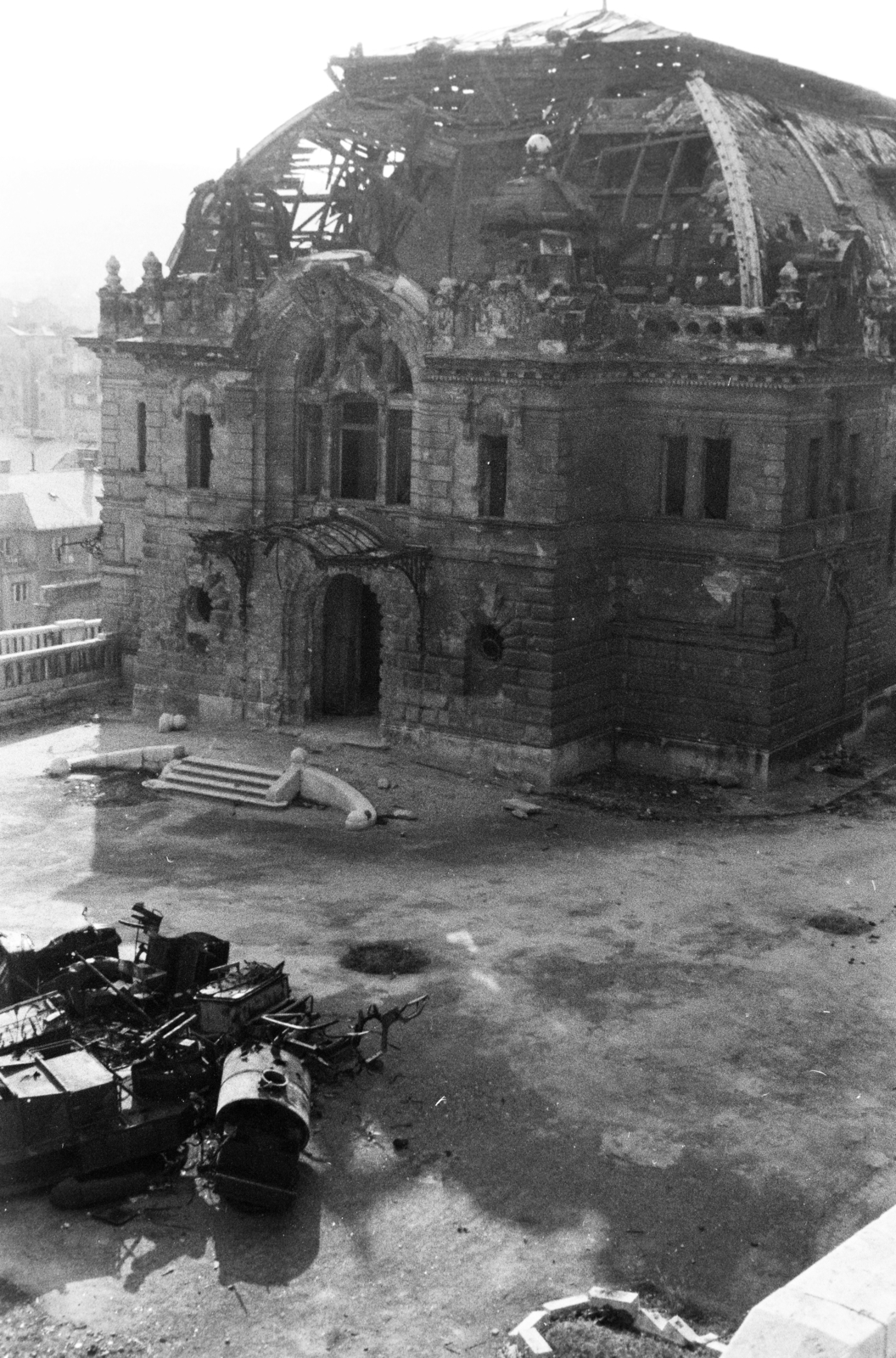 Magyarország, budai Vár, Budapest I., a Lovarda., 1947, Vízkelety László, járműroncs, háborús kár, épületkár, Budapest, Fortepan #266137