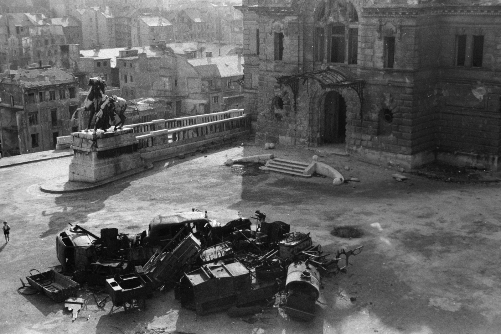 Magyarország, budai Vár, Budapest I., a Lovarda előtt a Lovat fékező csikós szobra (ifj. Vastagh György, 1901.)., 1947, Vízkelety László, járműroncs, háborús kár, lovas szobor, Budapest, Fortepan #266138