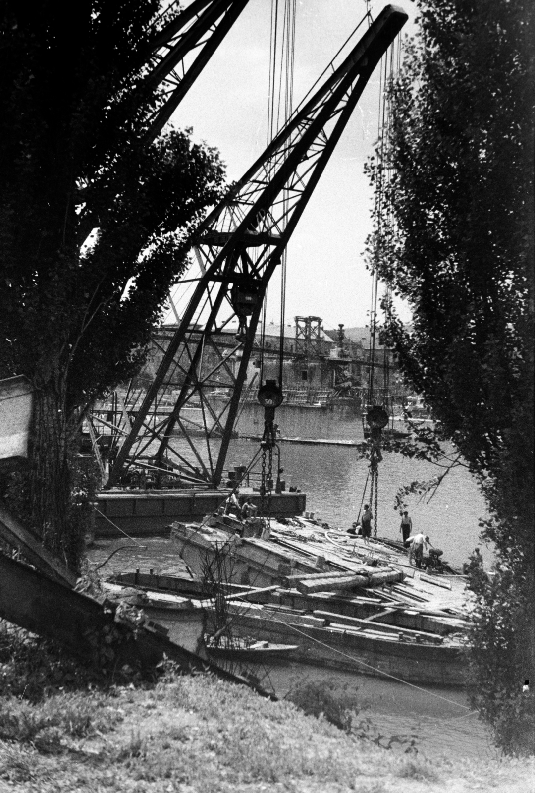 Hungary, Margit Islands, Budapest, a lerombolt Margit híd újjáépítésén dolgozó Ady Endre és József Attila úszódaru, a felvétel a Margitsziget partjáról készült. Háttérben a híd pillérein épült, fajármokra szerelt, közművezetékeket is hordozó kábelhíd látható., 1947, Vízkelety László, ship crane, Fortepan #266141