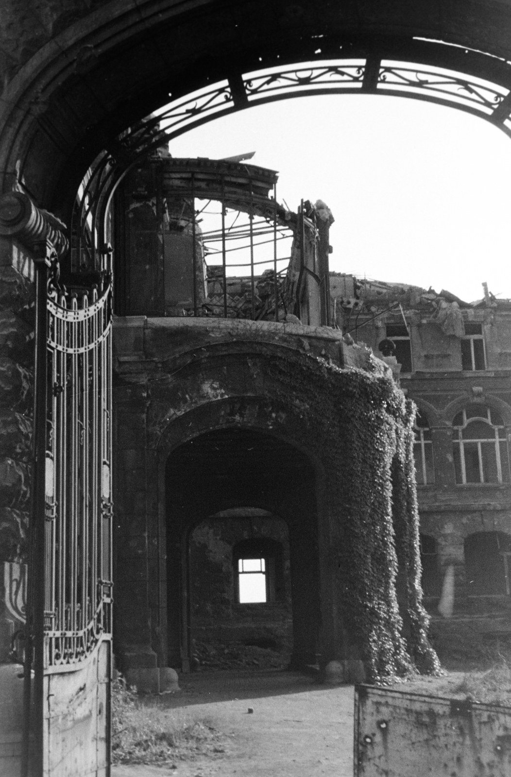Magyarország, budai Vár, Budapest I., Szent György tér, a József főhercegi palota kapuja., 1947, Vízkelety László, háborús kár, épületkár, kapu, kovácsoltvas, Budapest, Fortepan #266143