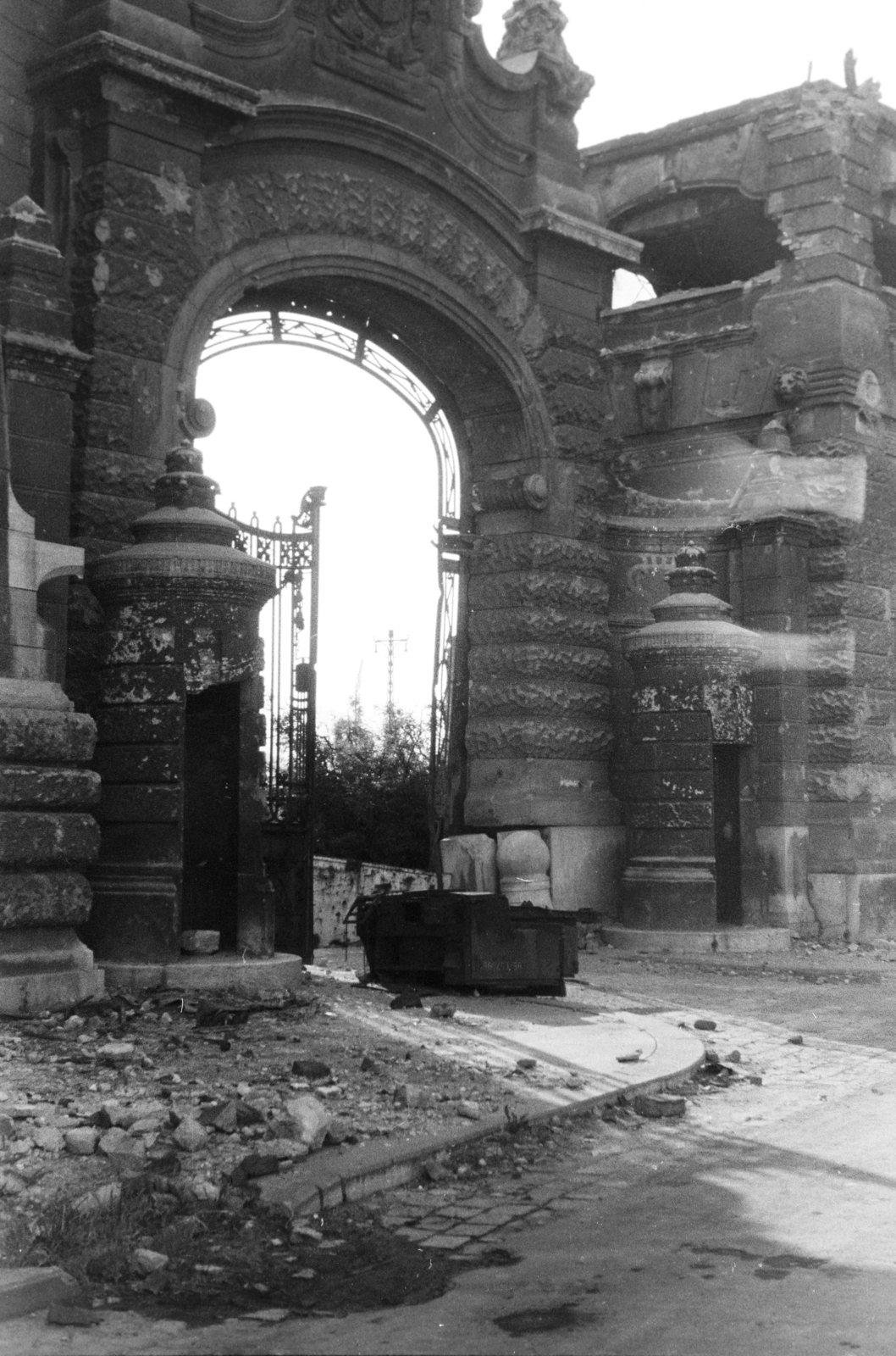 Hungary, Budapest I., Szent György tér, a József főhercegi palota kapuja., 1947, Vízkelety László, war damage, gate, Budapest, Fortepan #266144