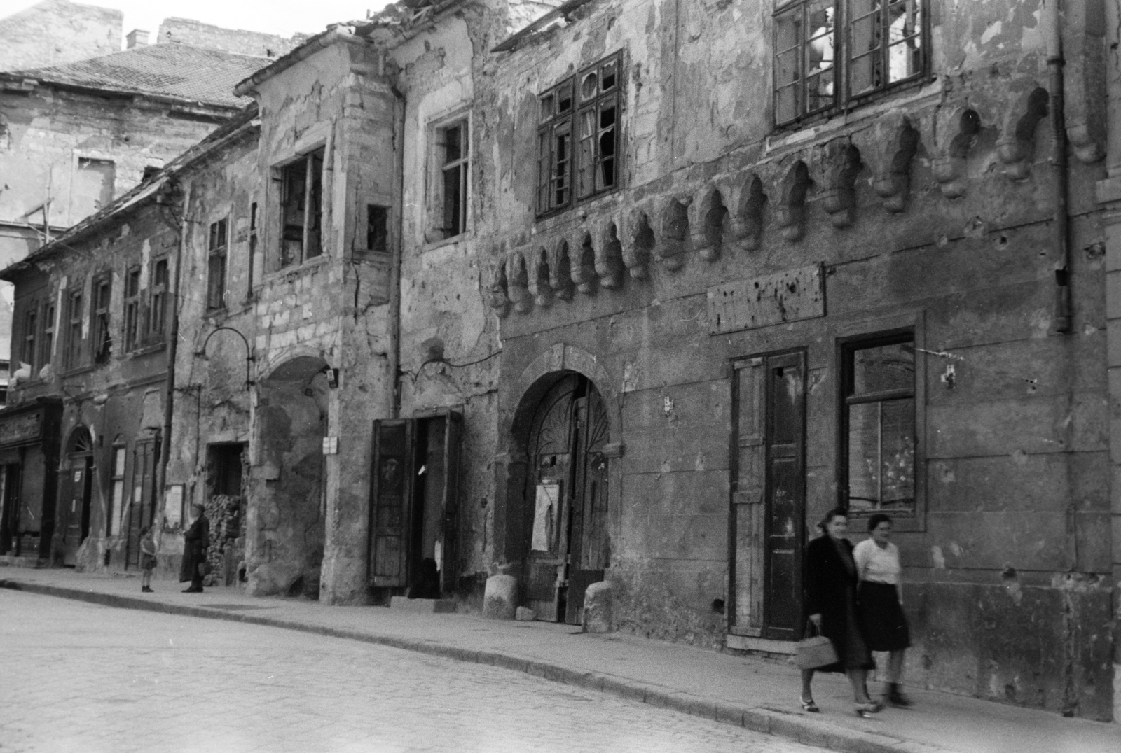 Magyarország, budai Vár, Budapest I., Országház utca 16.,18. és 20. szám alatti romos épületek., 1947, Vízkelety László, háborús kár, épületkár, épületdísz, Budapest, Fortepan #266146