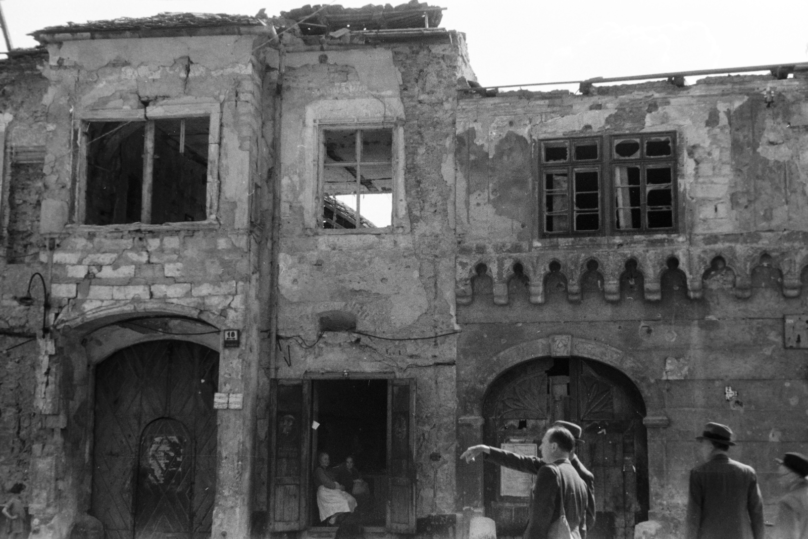 Magyarország, budai Vár, Budapest I., Országház utca 18. és 20. szám alatti romos épületek., 1947, Vízkelety László, háborús kár, épületkár, épületdísz, házszám, Budapest, Fortepan #266147