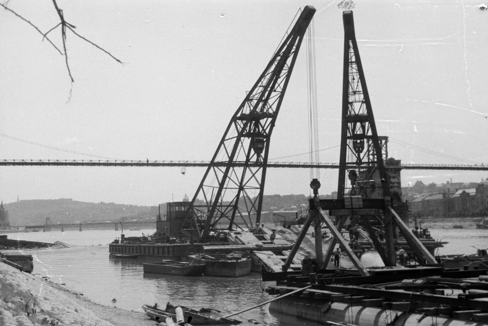 Hungary, Margit Islands, Budapest, a lerombolt Margit híd újjáépítésén dolgozó Ady Endre és József Attila úszódaru, a felvétel a Margitsziget partjáról készült. Háttérben a híd pillérein épült, fajármokra szerelt, közművezetékeket is hordozó kábelhíd látható., 1947, Vízkelety László, ship crane, Fortepan #266151