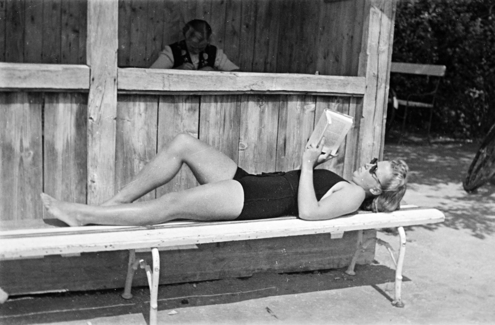 Hungary, Gyenesdiás, Alsógyenes, a felvétel a strandon készült., 1943, Vízkelety László, reading, sunbathe, shades, Fortepan #266155