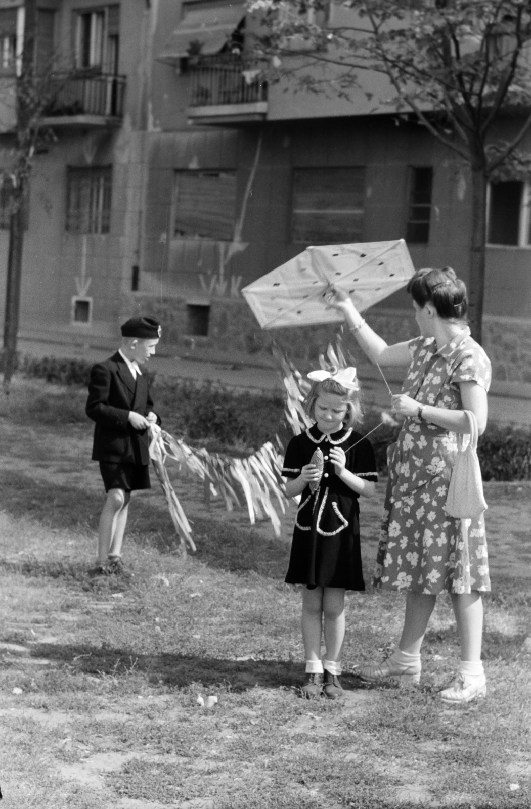 1946, Vízkelety László, lady, summer dresses, balcony, girl, ribbon, kid, emergency exit, kite, air-rad shelter, Fortepan #266173