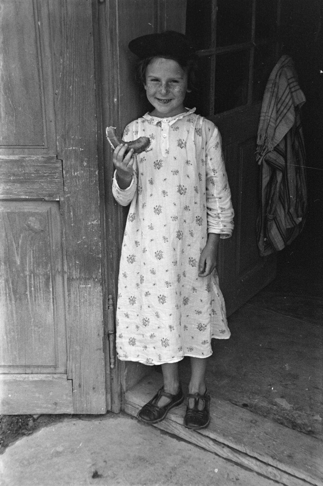 1942, Vízkelety László, portré, ajtóban állás, péksütemény, kislány, Fortepan #266187