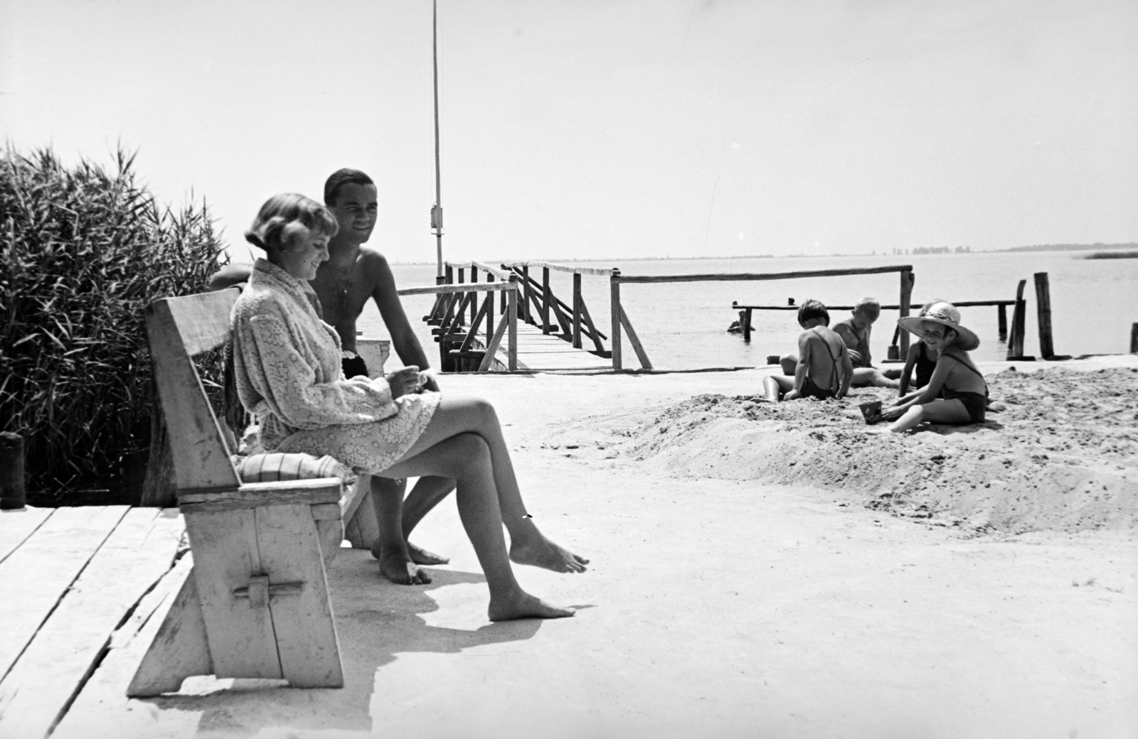 Hungary, Gyenesdiás, Alsógyenes, a felvétel a strandon készült., 1942, Vízkelety László, bench, Lake Balaton, sandpit, family, Fortepan #266190