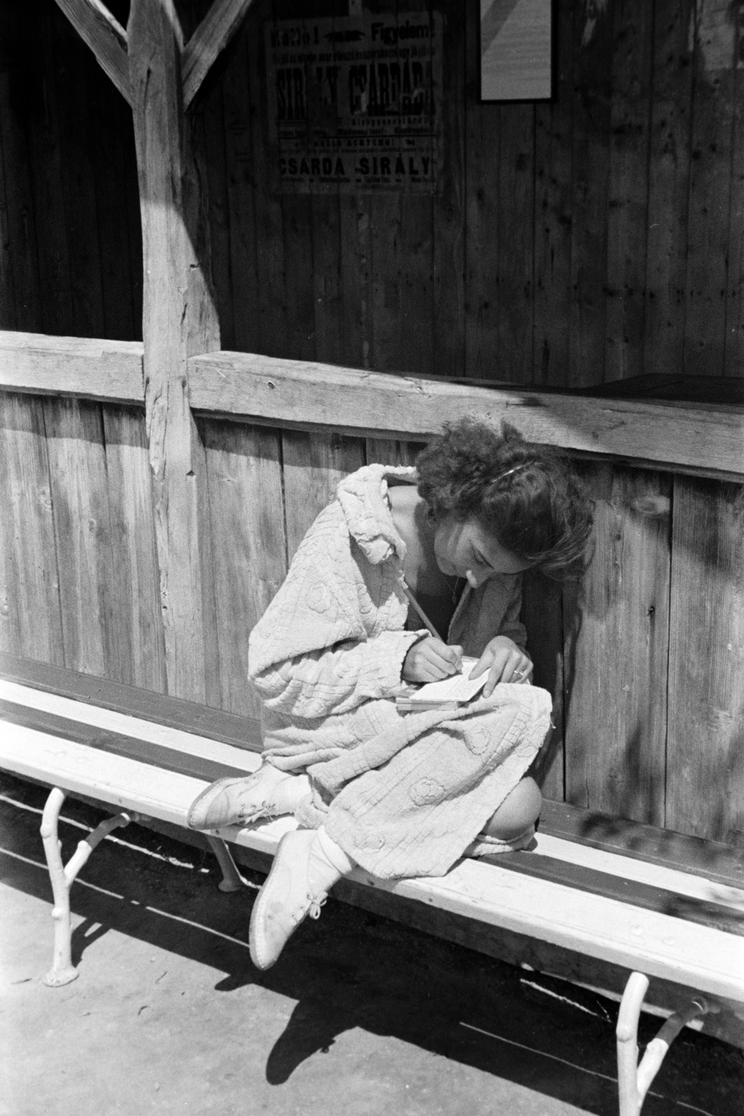 Hungary, Gyenesdiás, Alsógyenes, a felvétel a strandon készült., 1942, Vízkelety László, portrait, ad, bench, Fortepan #266200