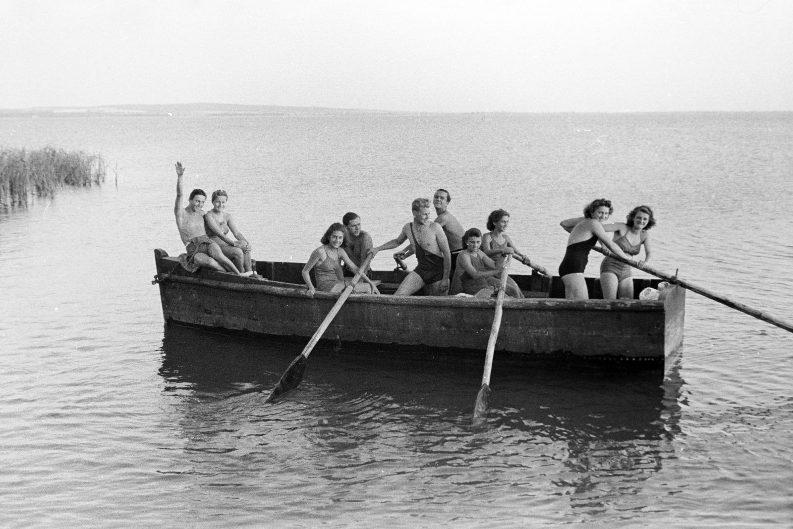 Magyarország, Gyenesdiás, Alsógyenes, a felvétel a strand közelében készült., 1942, Vízkelety László, evezés, csónak, Fortepan #266205