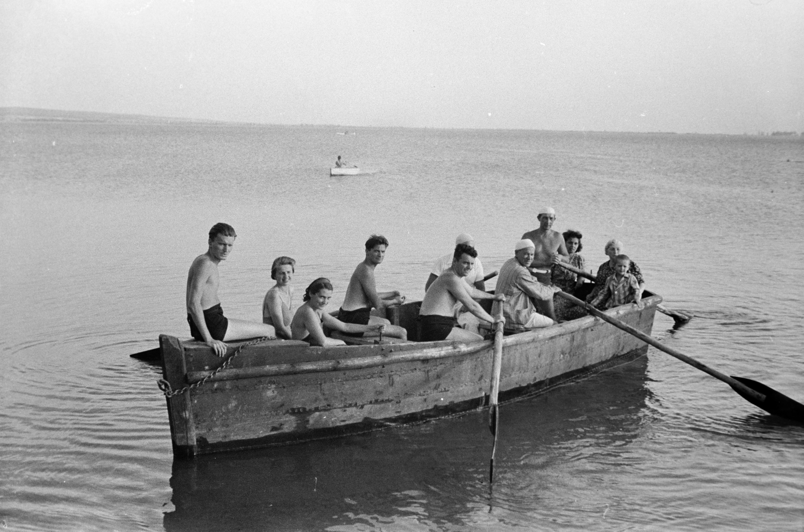 Magyarország, Gyenesdiás, Alsógyenes, a felvétel a strand közelében készült., 1942, Vízkelety László, evezés, csónak, visszanézés, Fortepan #266206