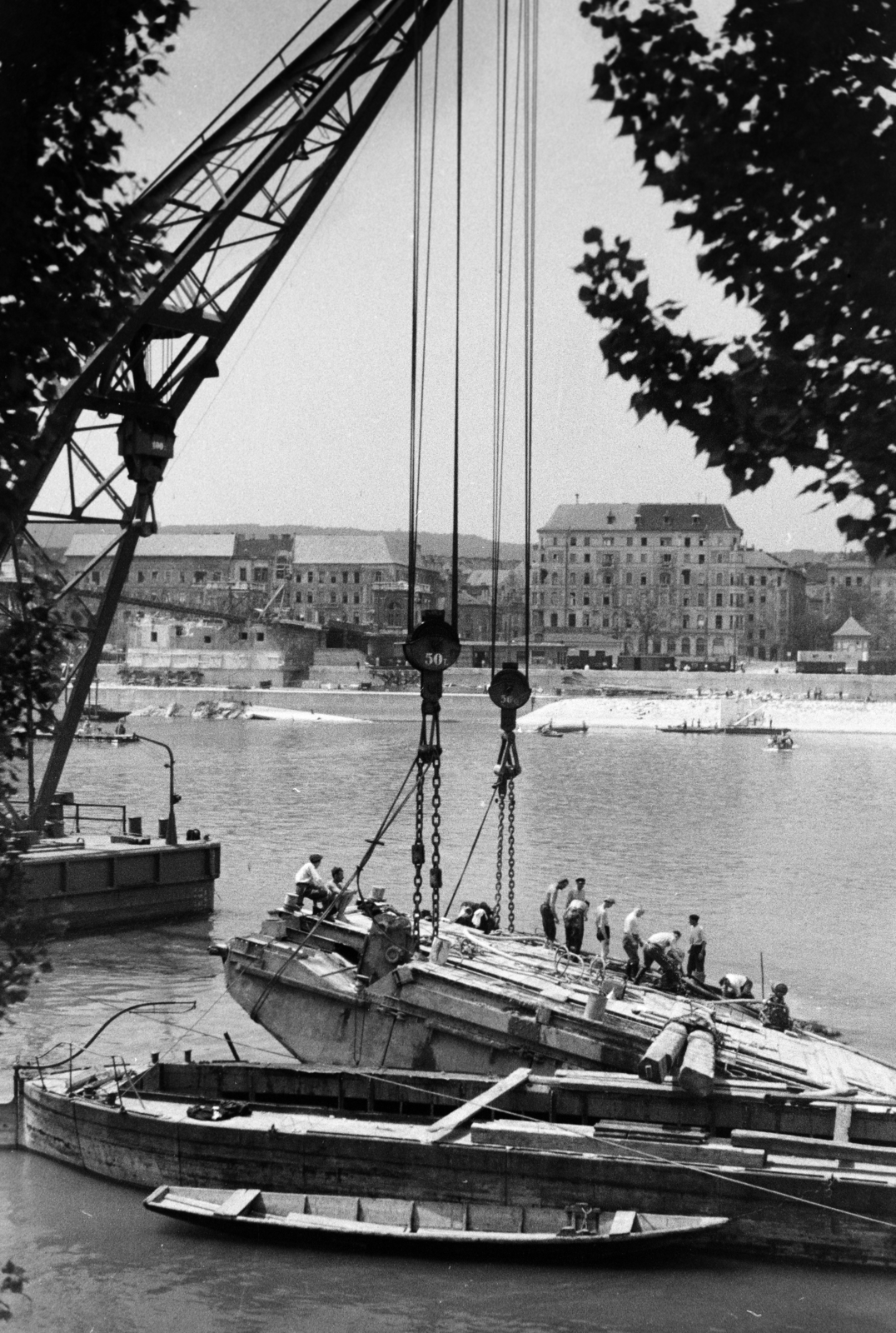 Magyarország, Margitsziget, Budapest II., a lerombolt Margit híd újjáépítésén dolgozó Ady Endre és József Attila úszódaru, a felvétel a Margitsziget partjáról készült. Háttérben a híd pillérein épült, fajármokra szerelt, közművezetékeket is hordozó kábelhíd látható., 1947, Vízkelety László, Budapest, hajódaru, Fortepan #266254