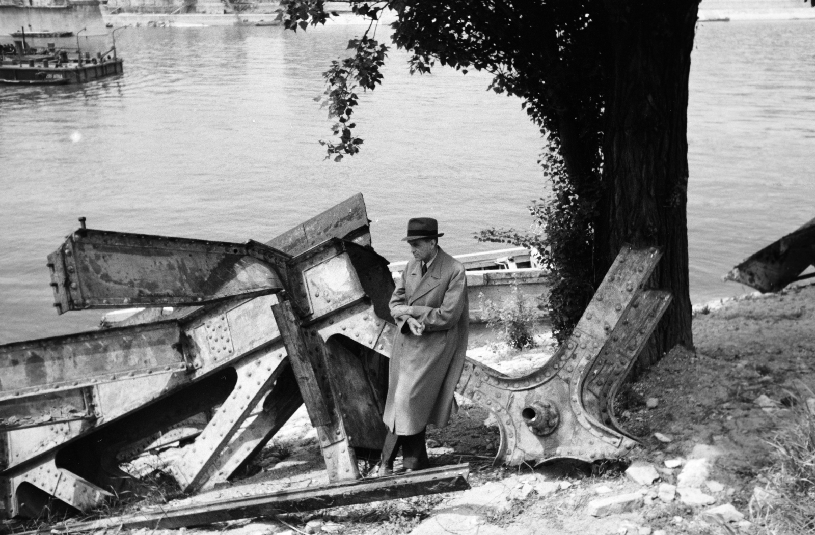 Magyarország, Margitsziget, Budapest, a felvétel a lerombolt Margit híd roncsainak kiemelésekor a Margitsziget partján készült, 1947, Vízkelety László, hídroncs, úriember, kabát, kalap, Fortepan #266255
