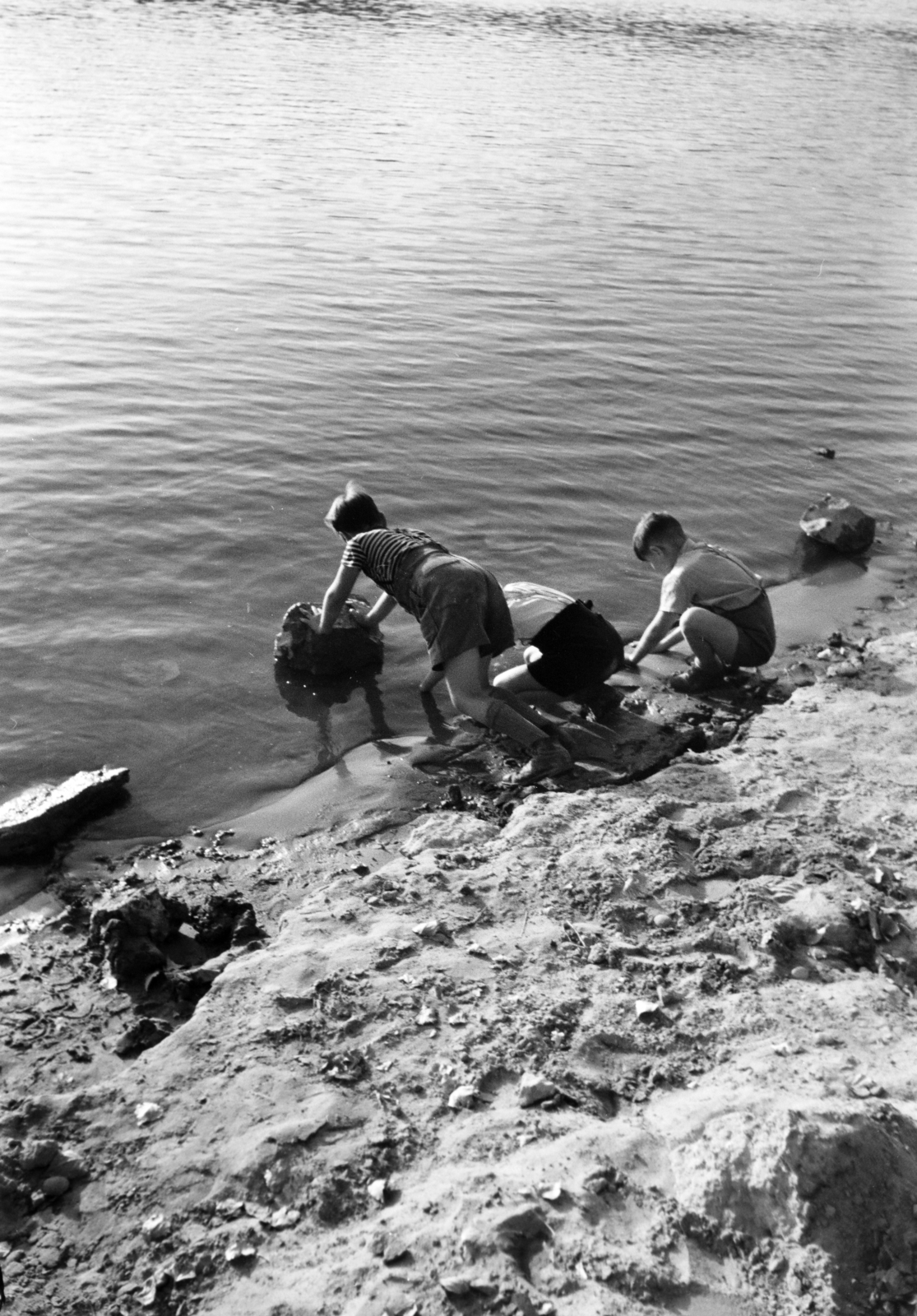 Magyarország, Margitsziget, Budapest, a felvétel a Margitsziget partján a lerombolt Margit híd roncsainak kiemelése idején készült., 1947, Vízkelety László, folyópart, gyerekek, fiúk, Fortepan #266263