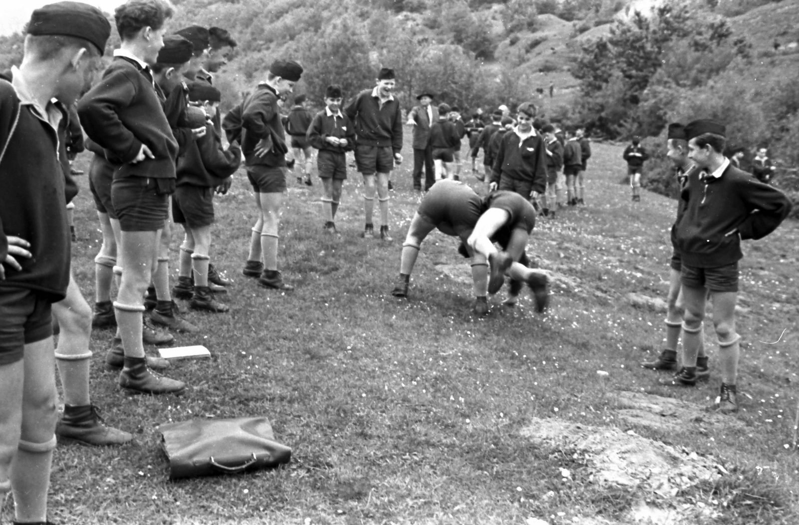 Hungary, Cák, A kőszegi MÁV Nevelőintézet diákjainak kirándulása Cákon (Vas-megye)., 1958, Baráth Endre, excursion, uniform, field, cap, shorts, schoolbag, meadow, knee snocks, brawl, Best of, Fortepan #26628