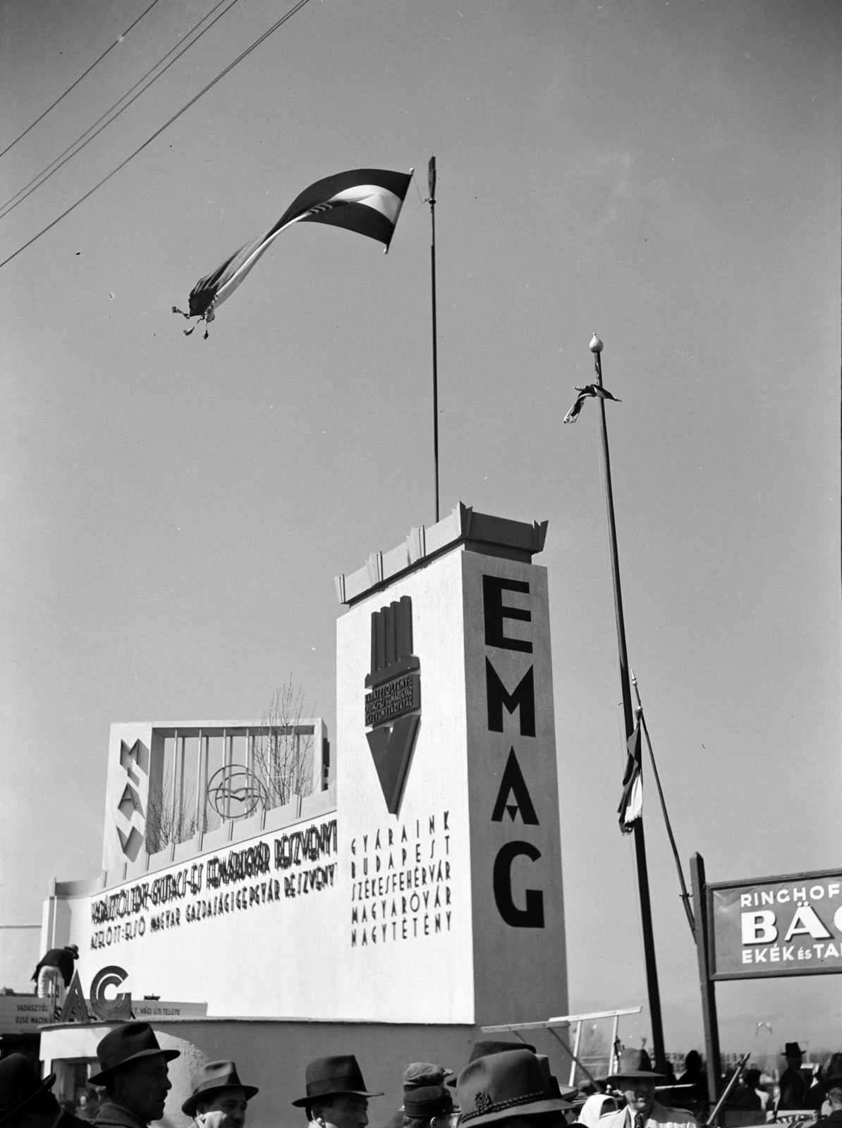 Magyarország, Budapest X., Albertirsai út, Mezőgazdasági kiállítás, a felvétel a Vadásztöltény- Gyutacs és Fémárugyár pavilonja mellett készült., 1943, Vízkelety László, Budapest, Fortepan #266286