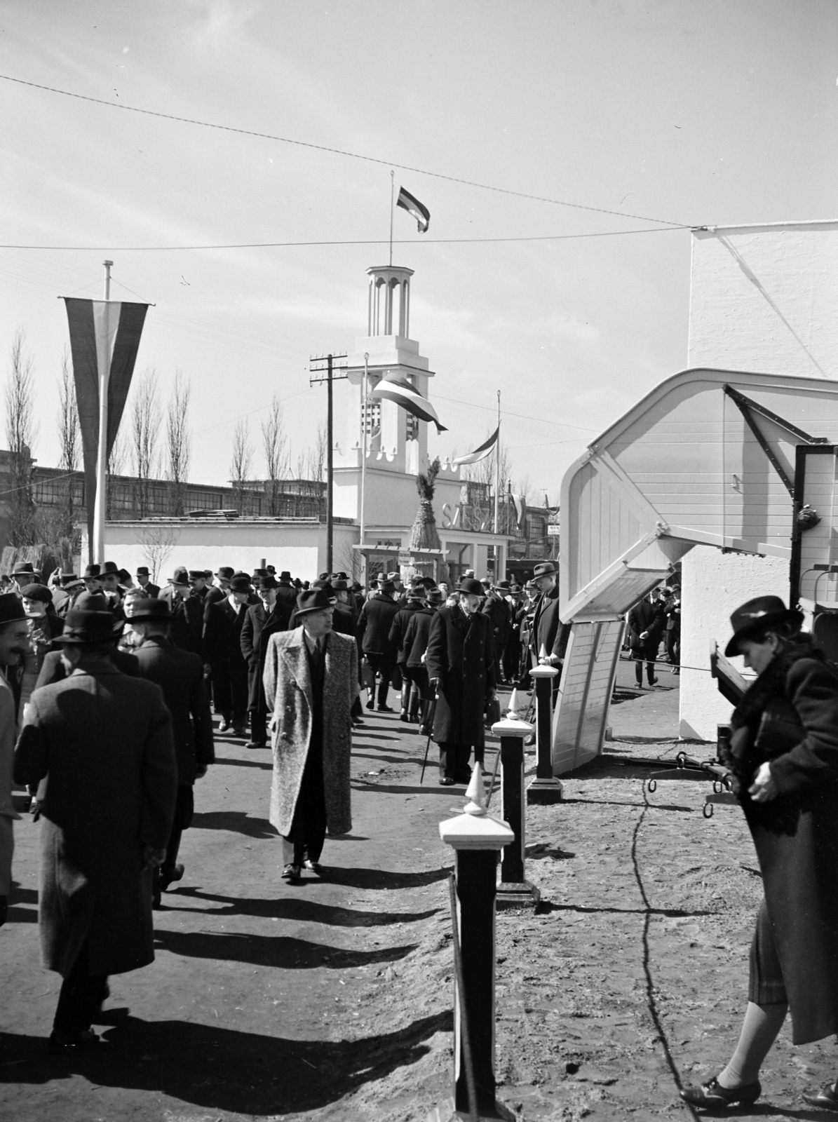 Hungary, Budapest X., Albertirsai út, Mezőgazdasági kiállítás. Háttérben a Magyar királyi szeszegyedárusági igazgatóság pavilonja., 1943, Vízkelety László, exhibition, Budapest, Fortepan #266287