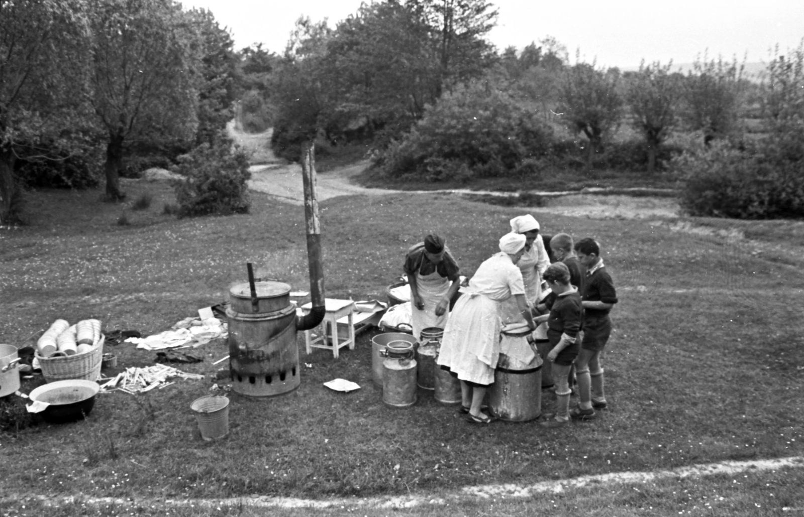 Hungary, Cák, A kőszegi MÁV Nevelőintézet diákjainak kirándulása Cákon (Vas-megye)., 1958, Baráth Endre, pot, milk can, cauldron, fireplace, kitchen staff, Fortepan #26629