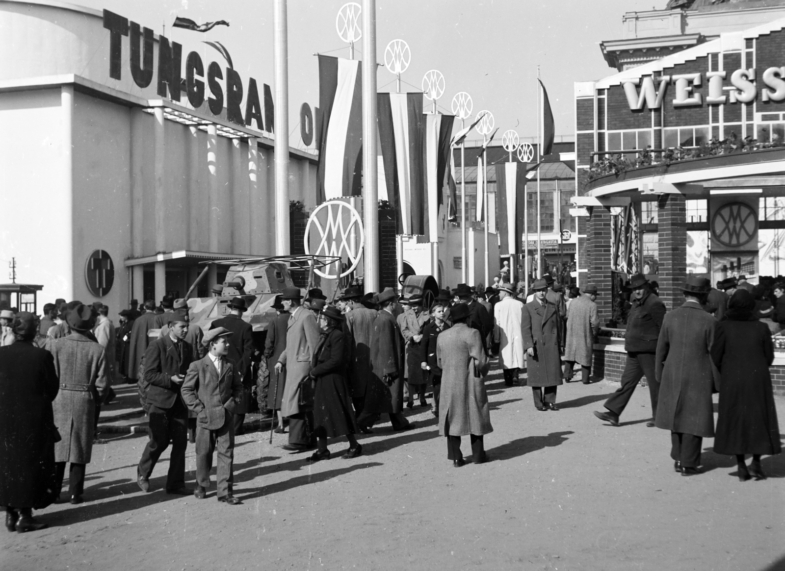 Hungary, Budapest XIV., balra a Tungsram és az Orion közös pavilonja. Jobbra a Weiss Manfréd Acél- és Fémművek pavilonja. középtájon egy a művek által fejlesztett Csaba 39M felderítő/páncélgépkocsi látható., 1941, Vízkelety László, Best of, Weiss Manfréd-brand, Tungsram-brand, flag, exhibition, Budapest, 39M Csaba, Fortepan #266291