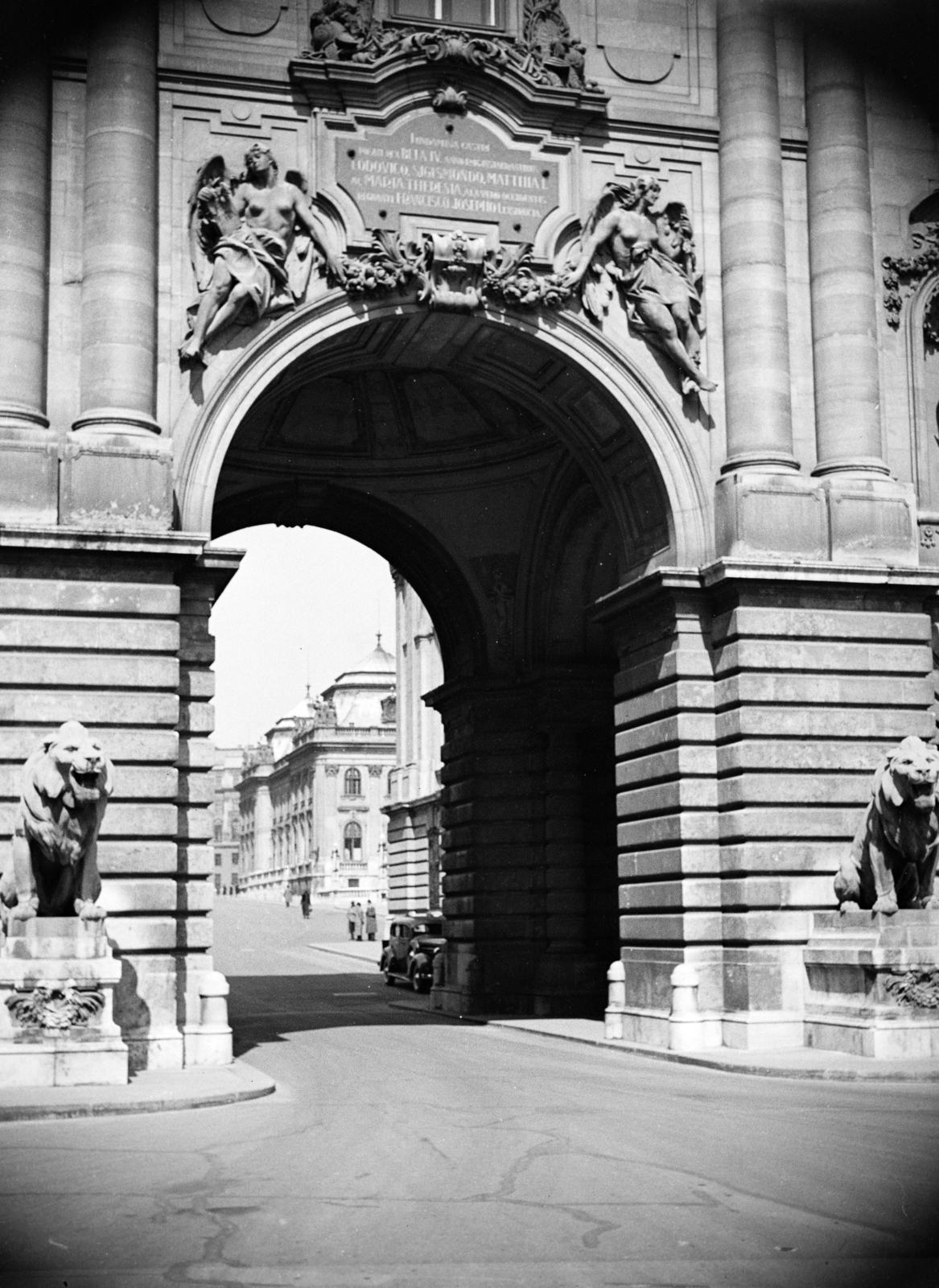 Hungary, Budapest I., a Királyi Palota (később Budavári Palota) Nagy udvara, az Oroszlános Kapun túl a Hunyadi udvar., 1938, Vízkelety László, Budapest, Fortepan #266294