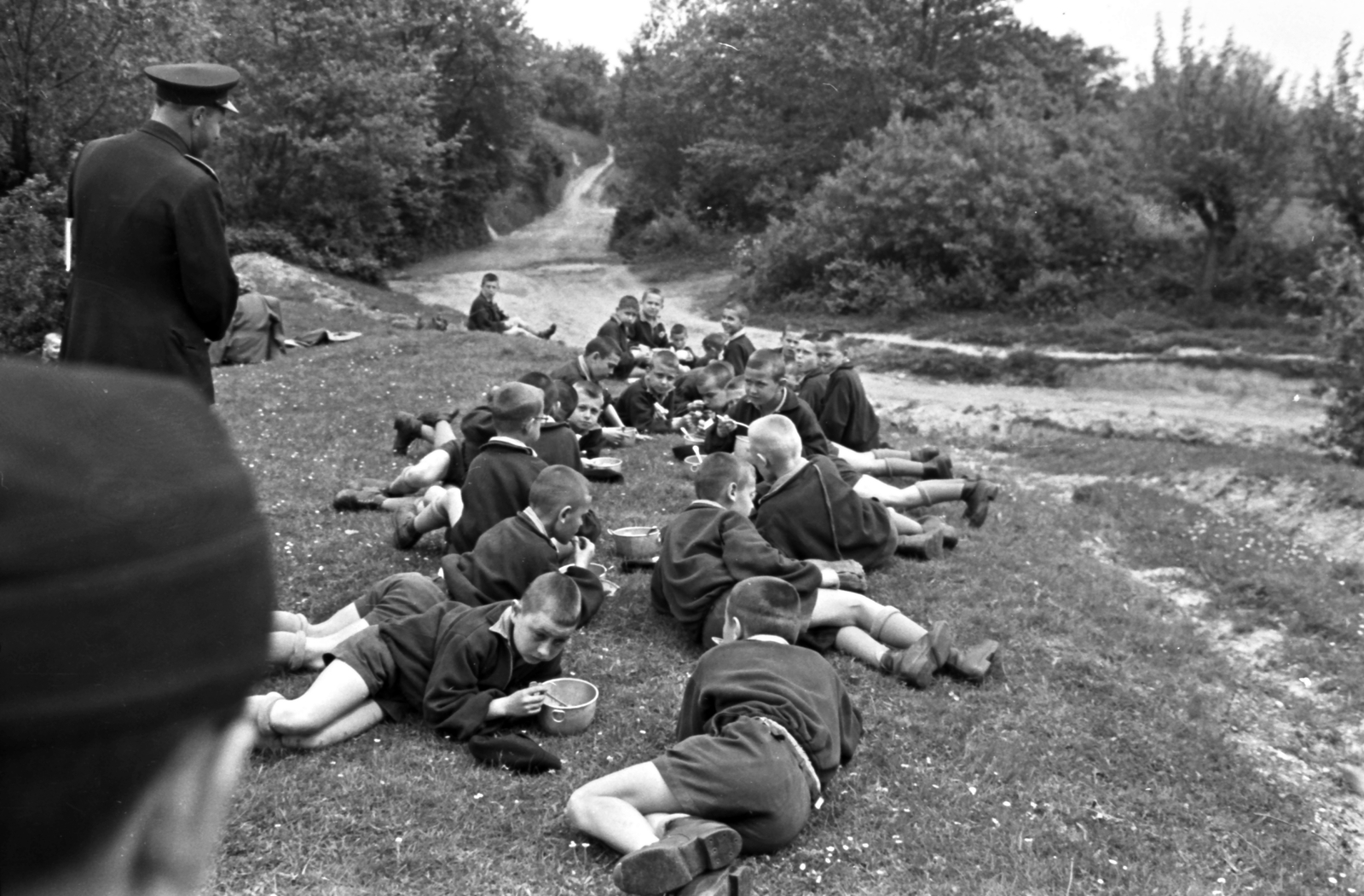 Hungary, Cák, A kőszegi MÁV Nevelőintézet diákjainak kirándulása Cákon (Vas-megye)., 1958, Baráth Endre, boys, meal, lie in the grass, dixie, Fortepan #26630