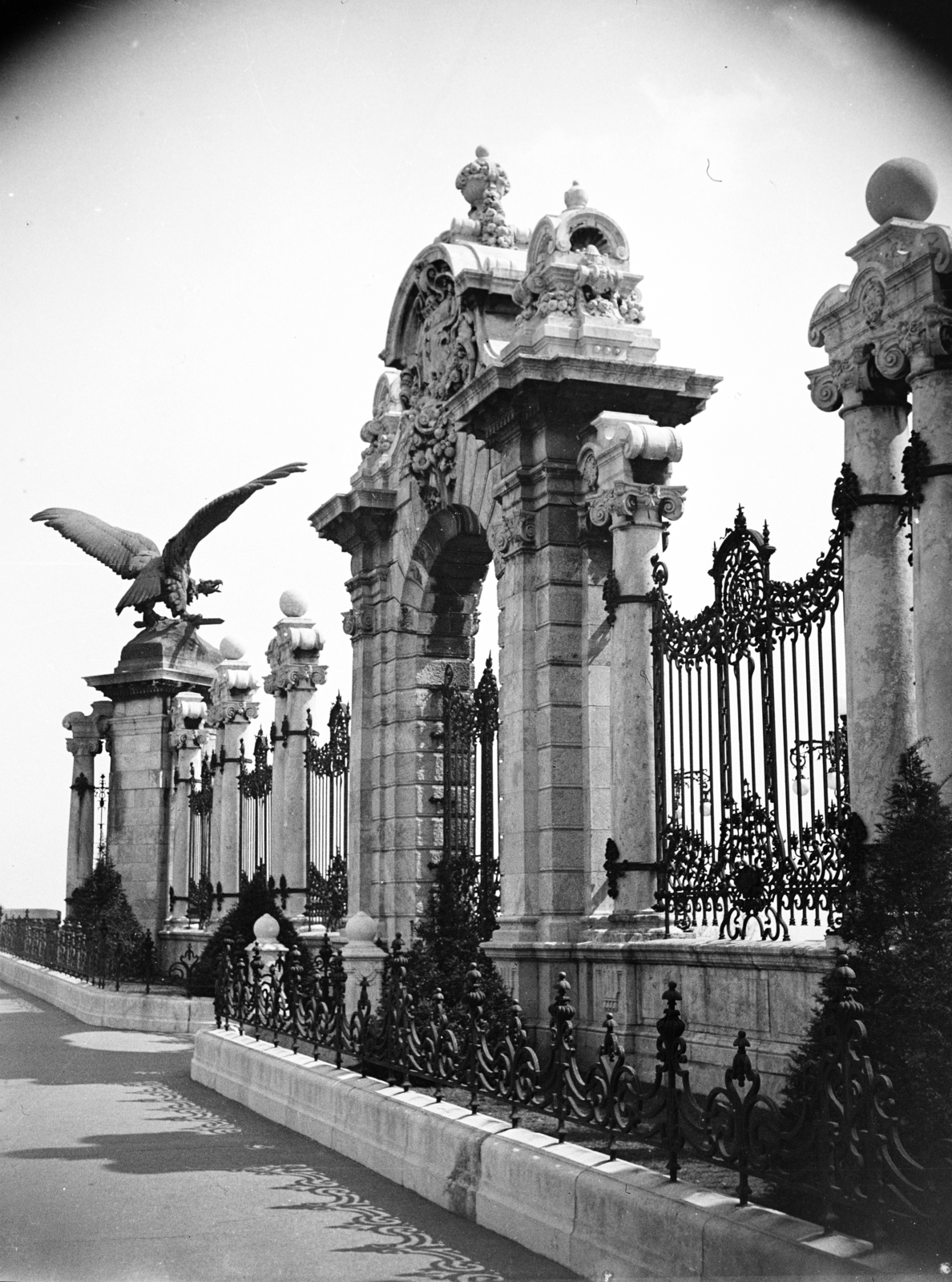 Hungary, Budapest I., Szent György tér, Donáth Gyula Turul szobra és a Várkert kapuja., 1938, Vízkelety László, Budapest, Fortepan #266300