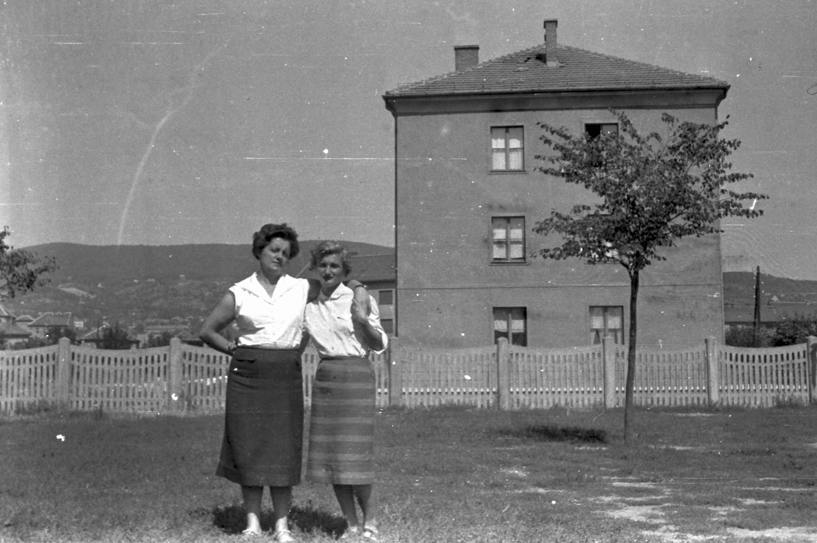 Hungary, Pécs, a Mártírok útja 42. számú ház Semmelweis utcai előkertje, szemben a Semmelweis utca 36. oldalhomlokzata., 1955, Baráth Endre, double portrait, arms around shoulders, Fortepan #26631