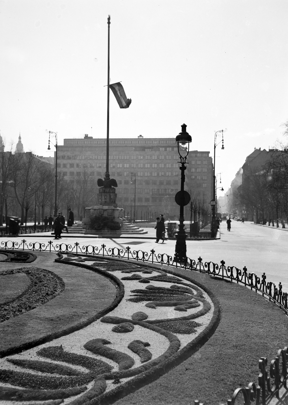 Hungary, Budapest V., Szabadság tér, irredenta emlékhely virágokból, távolabb az Ereklyés Országzászló látható., 1939, Vízkelety László, gas lamp, floral pattern, flag pole, Budapest, Fortepan #266314