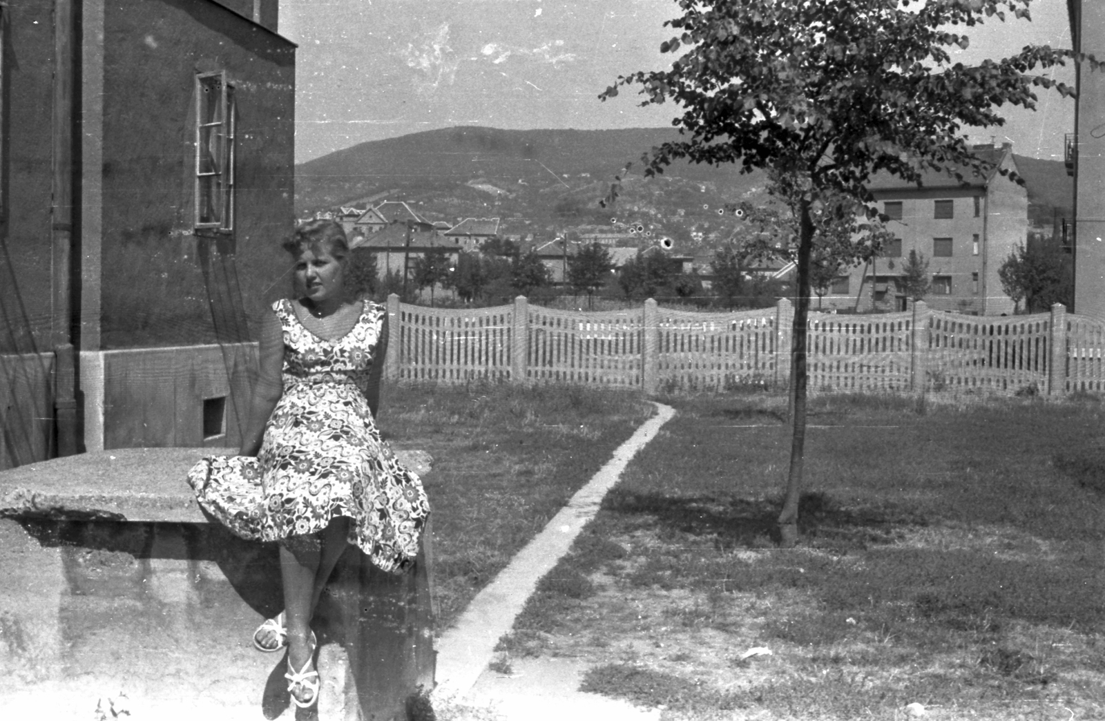Hungary, Pécs, a Mártírok útja 42. számú ház Semmelweis utcai előkertje, a háttérben jobbra a Kolozsvár utca 16. számú ház., 1955, Baráth Endre, lady, summer dresses, railway fence, Fortepan #26632