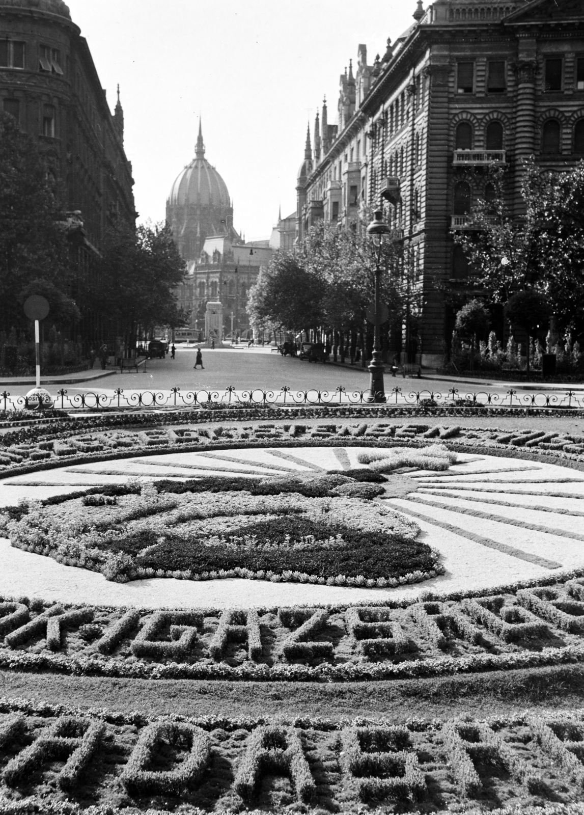 Hungary, Budapest V., Szabadság tér, irredenta emlékhely, háttérben a Vécsey utca és a Parlament., 1939, Vízkelety László, floral pattern, Budapest, Fortepan #266325