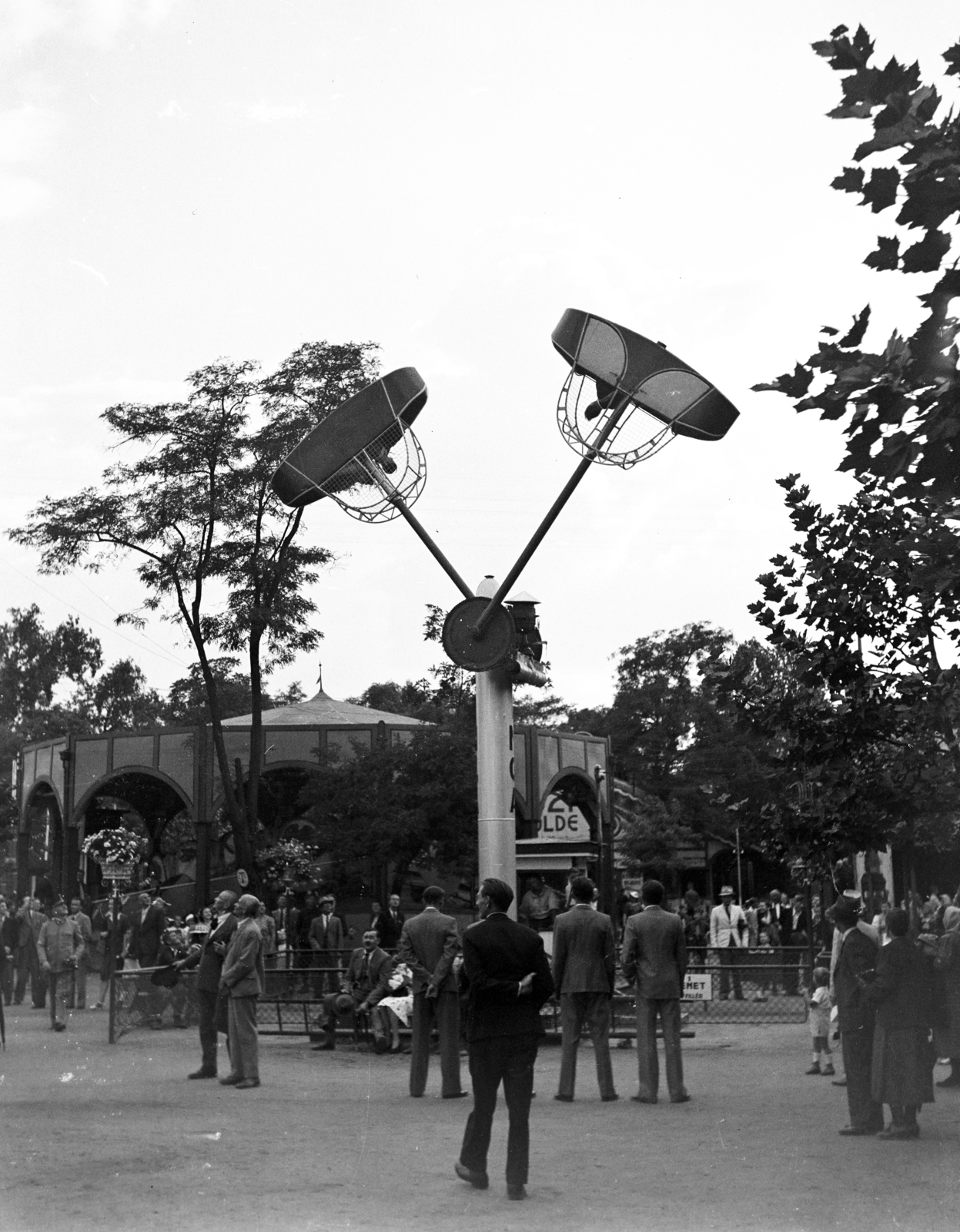 Hungary, Budapest XIV., Angolpark, az Inga mögött a kerek építmény a Fecske körhinta épülete, távolabb pedig a Mozi céllövölde, mellette pedig a Kisvasút végállomása a késöbbi Vidámpark területén., 1939, Vízkelety László, swing-boat, Budapest, Fortepan #266331