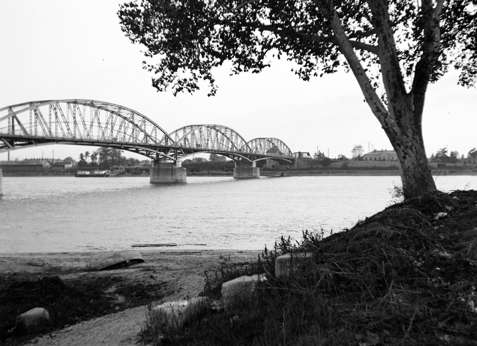 Slovakia,Hungary, Komarno, Erzsébet-sziget, Erzsébet híd, a túlparton Magyarország., 1939, Vízkelety László, river, Fortepan #266332