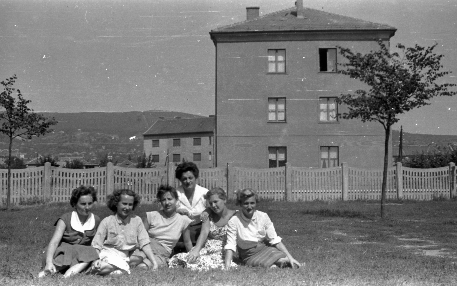 Hungary, Pécs, a Mártírok útja 42. számú ház Semmelweis utcai előkertje, szemben a Semmelweis utca 36. oldalhomlokzata., 1955, Baráth Endre, tableau, women, Fortepan #26634