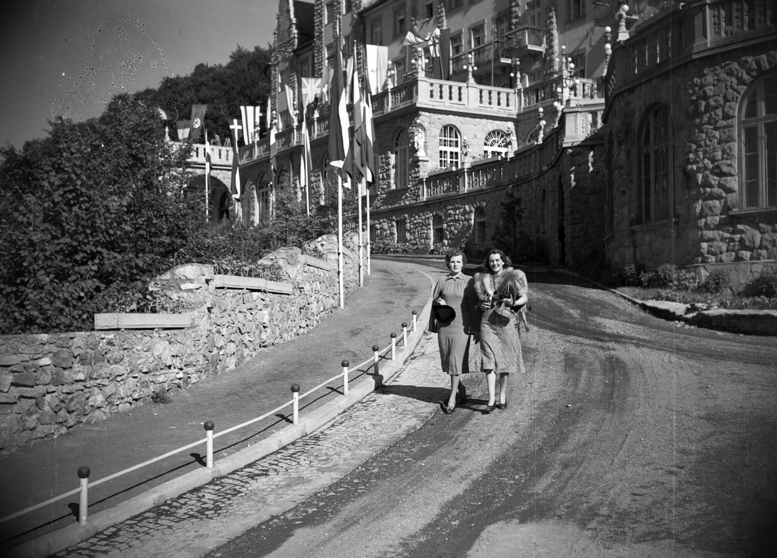 Magyarország, Miskolc,Lillafüred, a felvétel a a Palotaszálló bejárata felé vezető úton készült., 1939, Vízkelety László, kocsifelhajtó, Fortepan #266352