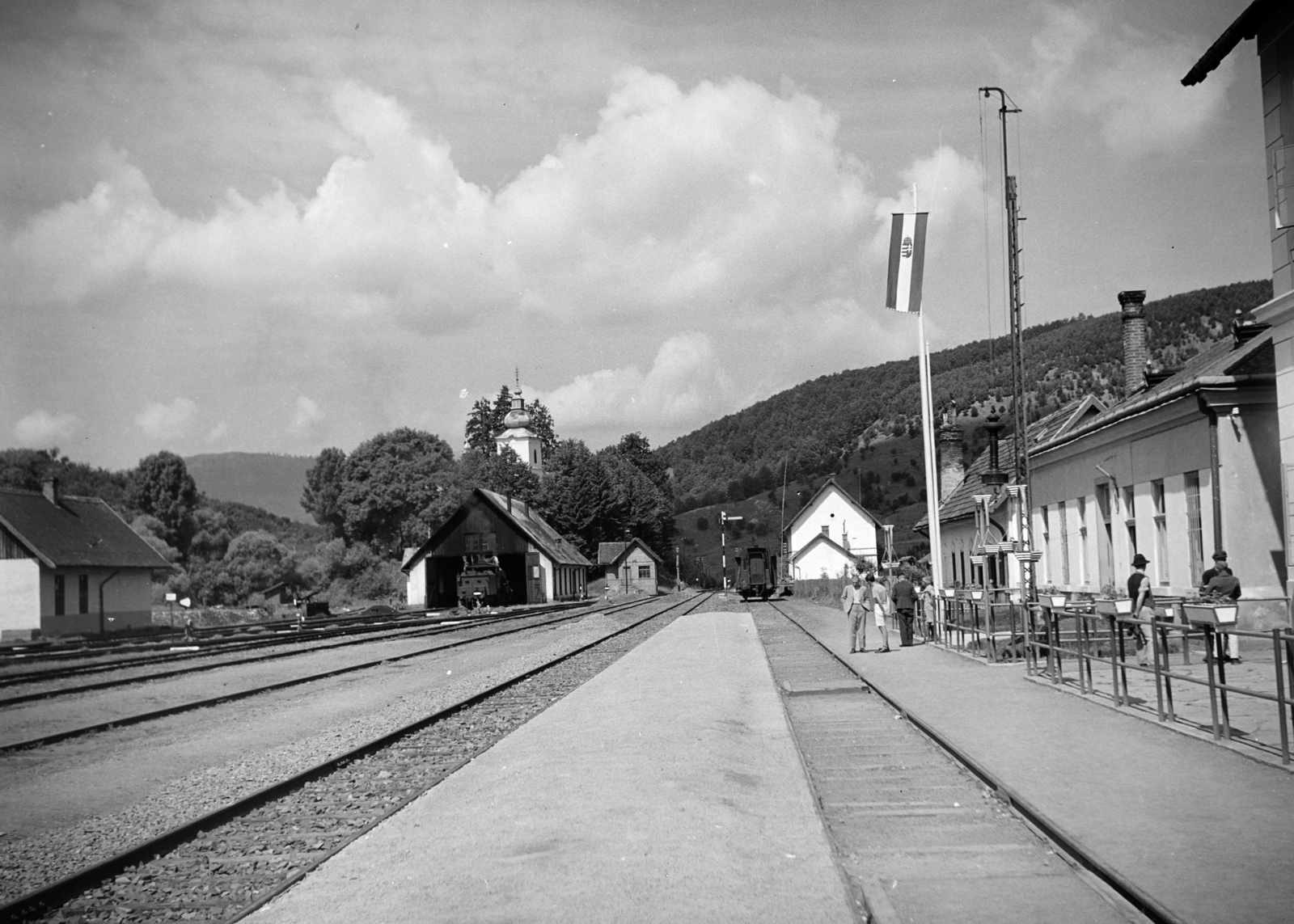 Ukraine,Zakarpattia Oblast, Volovets', vasútállomás, balra a háttérben az Úr Mennybemenetele-templom tornya látható., 1939, Vízkelety László, train station, Fortepan #266353