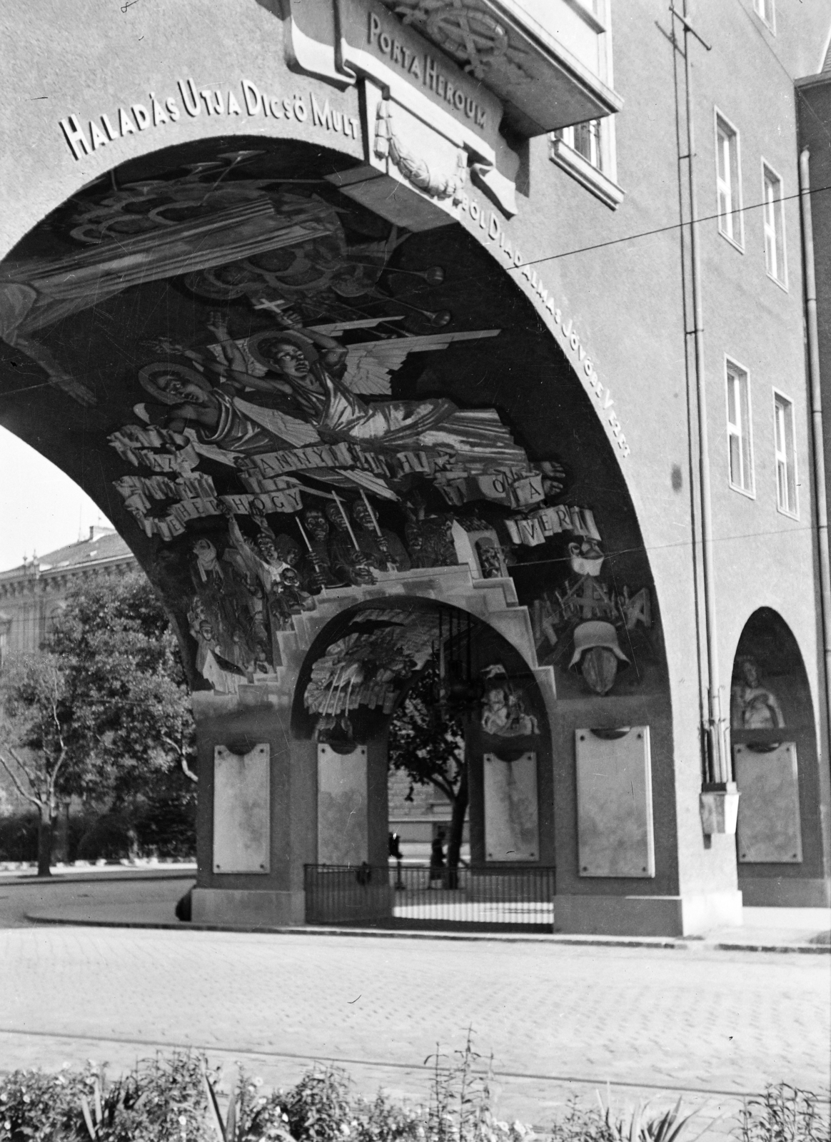 Hungary, Szeged, Hősök Kapuja, Aba-Novák Vilmos freskója., 1939, Vízkelety László, gateway, fresco, Fortepan #266354