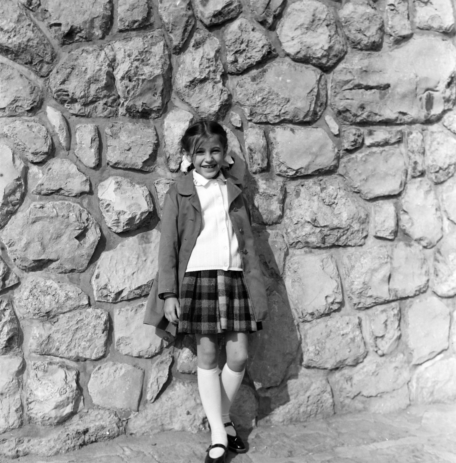 Hungary, Pécs, Misina tető, a felvétel a Mecsek Egyesület Kiss József-kilátója előtt készült., 1963, Szilvási hagyaték, Best of, portrait, girl, freestone, pleated skirt, ribbon, Fortepan #266369