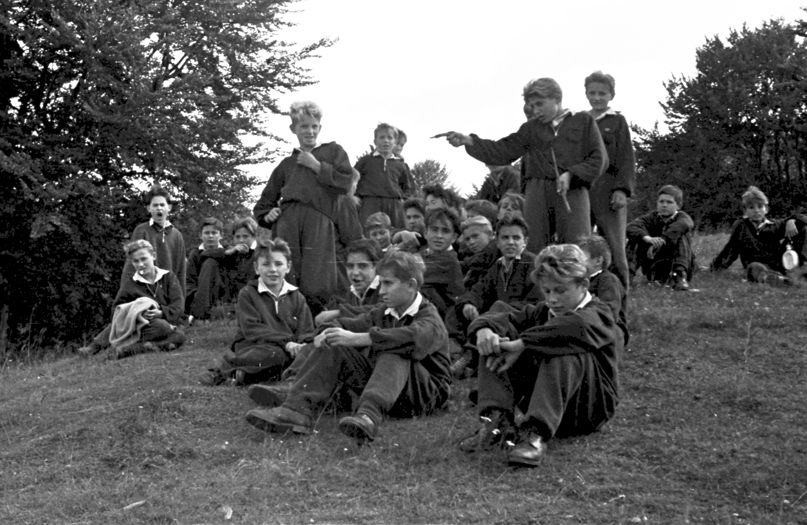 Hungary, Pécs, a kőszegi MÁV Nevelőintézet növendékeinek kirándulása., 1960, Baráth Endre, workout clothes, sitting with hands on knees, Fortepan #26637